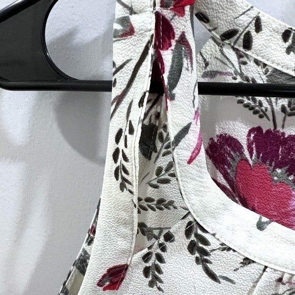 Kismet white red and pink floral cutout top size small NWT - Picture 6 of 10